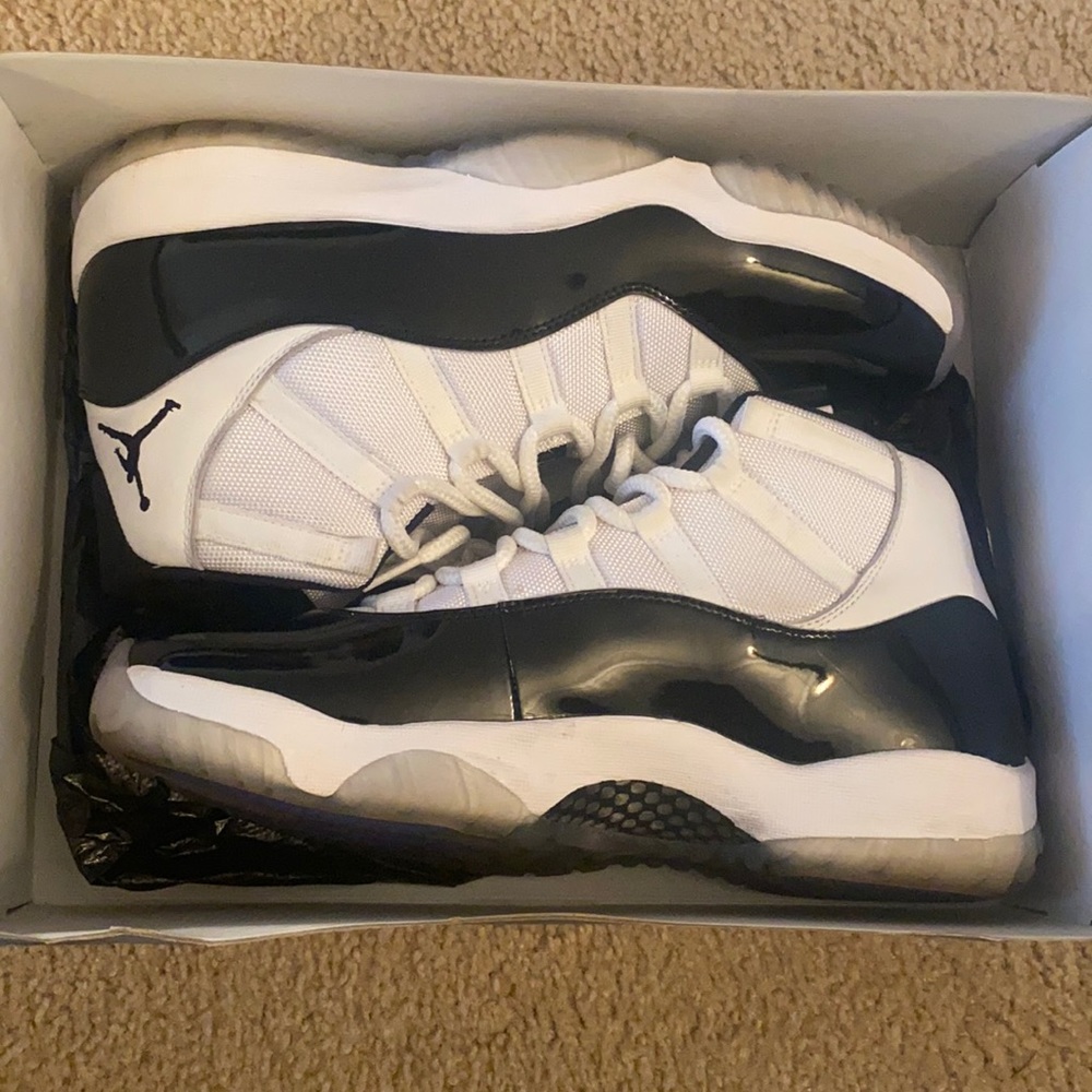 Retro 11 black/white blue bottom